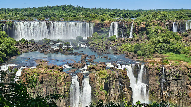 Blick von Brasilien auf Argentinische Iguazu-Wasserfälle
