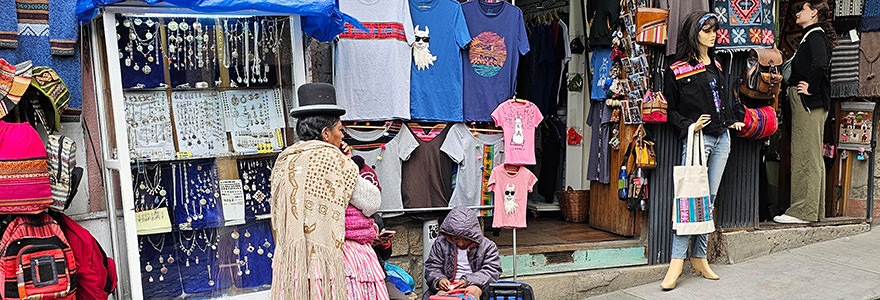 Frau vor einem Geschäft auf dem Mercado de las Brujas