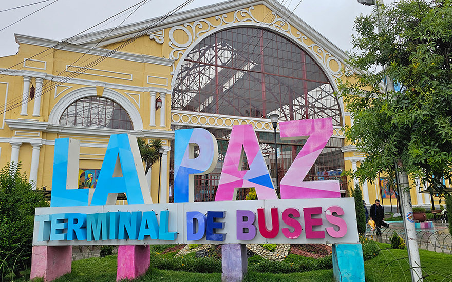 Schild mit der Aufschrift 'La Paz – Terminal de Buses' vor dem Busbahnhof