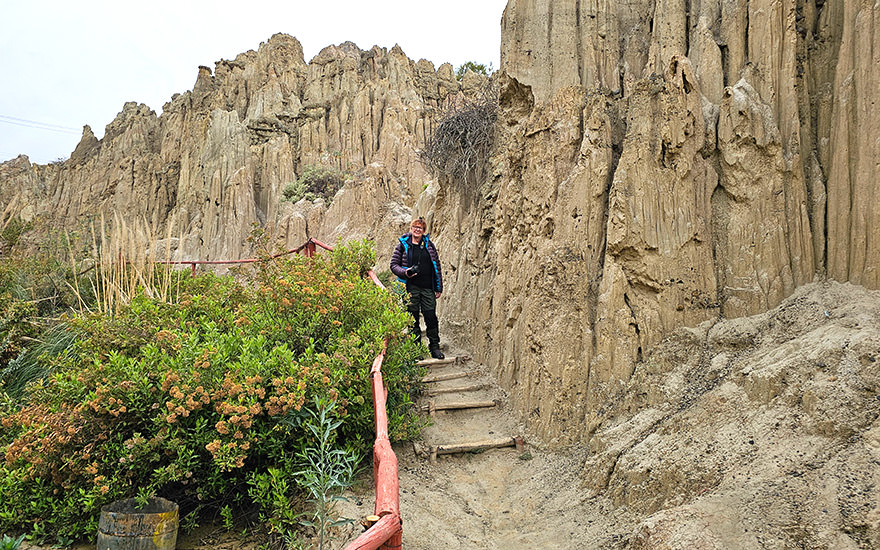 Wanderweg mit Treppenstufen zwischen den Gesteinsformationen im Valle de la Luna