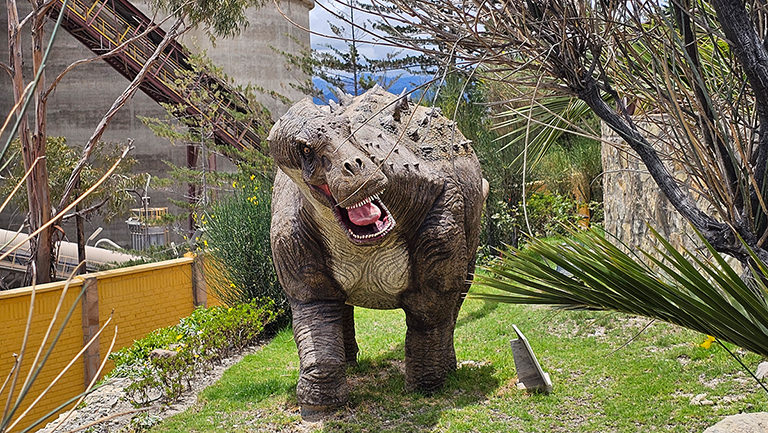 Dinosaurier-Nachbildung Parque Cretácico, Bolivien Dinosaurier-Nachbildung Parque Cretácico, Bolivien