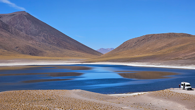 Miñiques-Lagune, Atacama-Wüste, Chile Blaue Miñiques-Lagune in der Atacama-Wüste