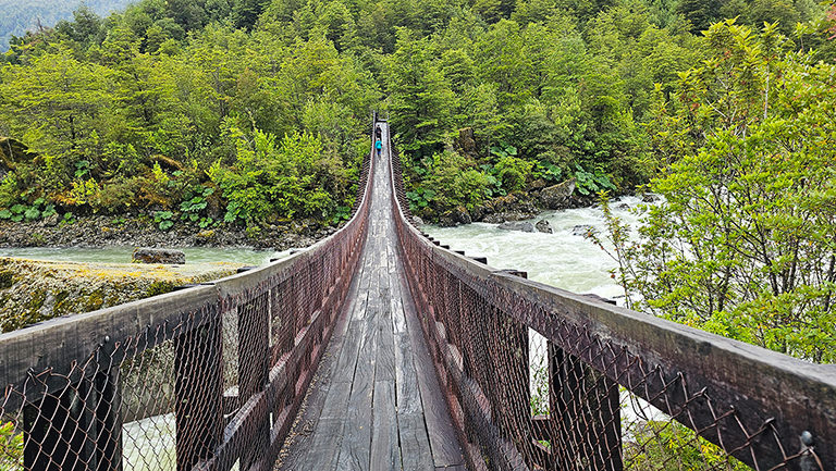 Hängebrücke, Queulat-Nationalpark, Chile Hängebrücke, Queulat-Nationalpark, Chile