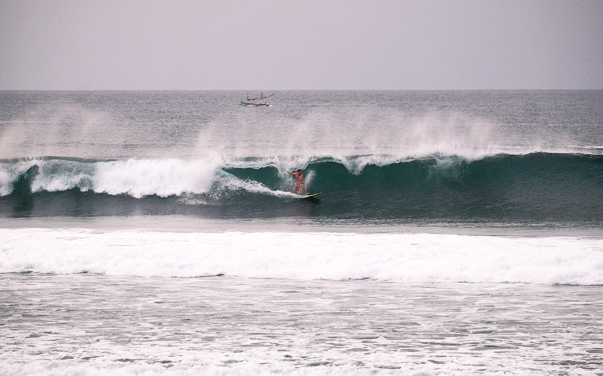 Surfer Pantai Batu Bolong Bali