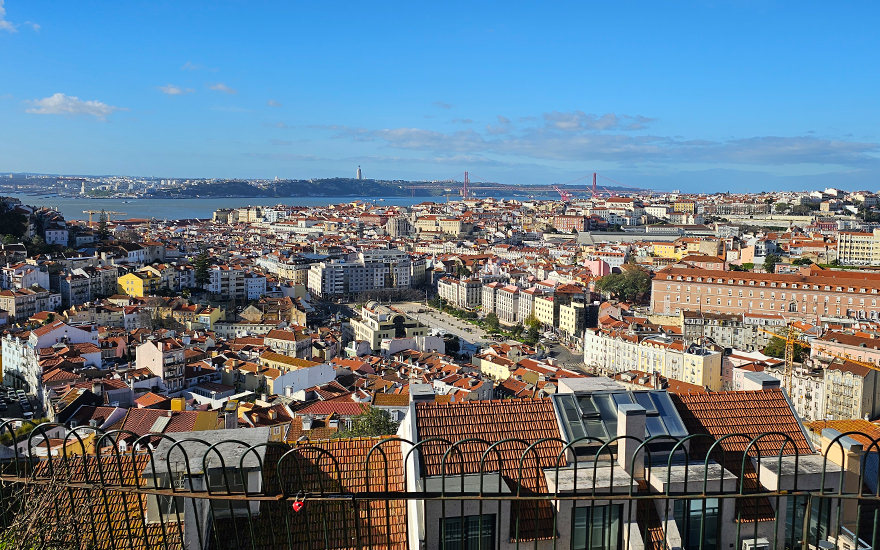 Weitblick über Lissabon vom Miradouro da Senhora do Monte