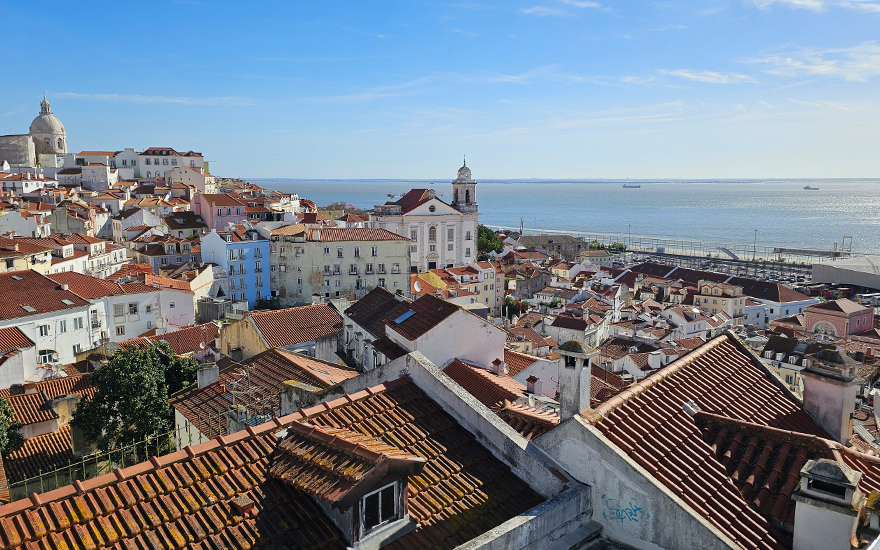 Blick über Alfama vom Miradouro das Portas do Sol