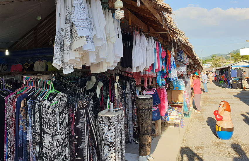Verkaufsstände mit Kleidung auf dem Bang Niang Night Market in Khao Lak