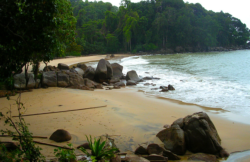 Small Sandy Beach im Lam Ru Nationalpark mit Felsen, eingerahmt von Dschungel
