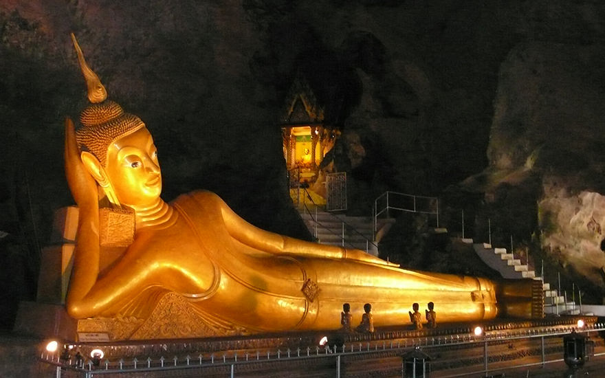 Großer liegender goldener Buddha im Wat Suwan Kuha in einer Höhle in der Provinz Phang Nga