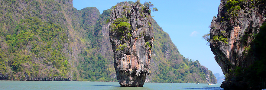 James Bond Felsen in der Phang-Nga-Bucht – Insel mit steil aufragender Kalksteinfelsen im türkisfarbenen Meer