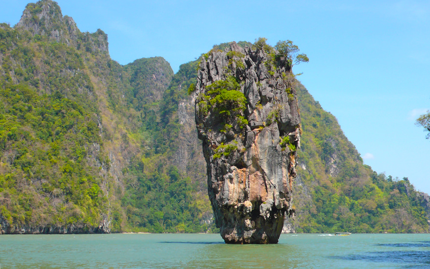 Steil aufragender James-Bond-Felsen auf einer Insel in der Bucht von Phang Nga