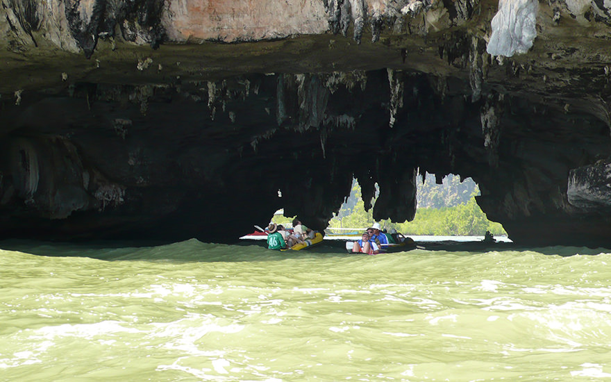 Durchbruch in einer Felswand zu einer Lagune (Hong) in der Phang-Nga-Bucht mit Kajaks
