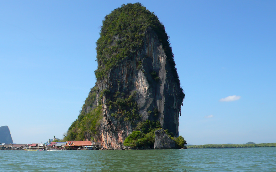 Koh Panyee in der Bucht von Phang Nga – Insel mit steil aufragendem Kalksteinfelsen und Pfahlbaudorf