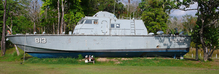 Tsunami Memorial Boat 813 aus grauem Stahl auf einer Wiese nahe Bang Niang Beach in Khao Lak