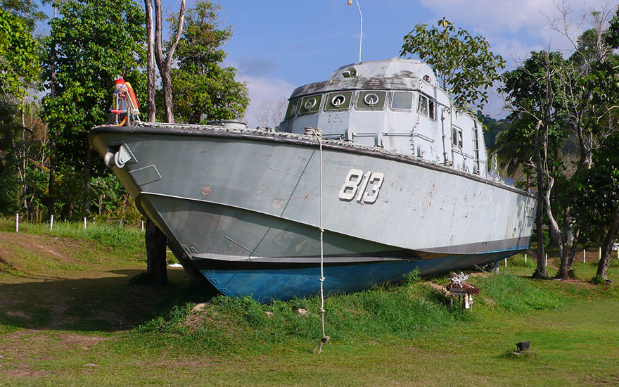 Das 2004 vom Tsunami an Land gespülte Polizeiboot 813 auf einer Wiese