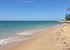 Bang Niang Beach in Khao Lak mit türkisfarbenem Meer und Badenden