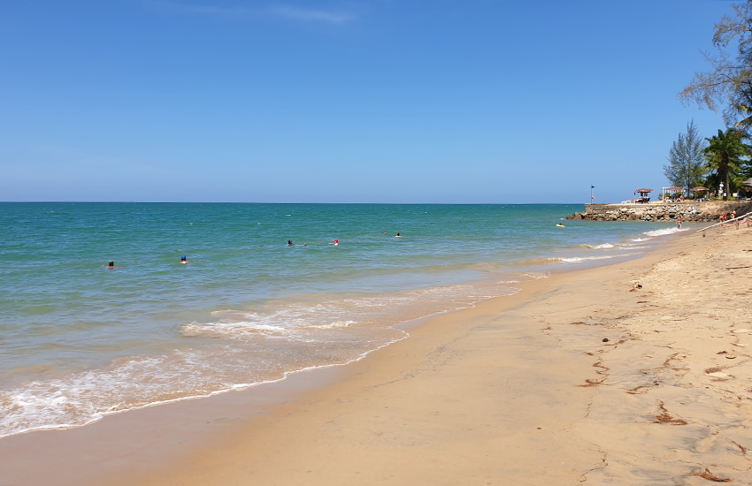 Bang Niang Beach in Khao Lak mit türkisfarbenem Meer und Badenden