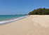 Bangsak Beach in Khao Lak – menschenleerer Strandabschnitt, gesäumt von Kasuarinen