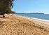Khao Lak South Beach in Khao Lak mit goldgelbem Sand und grünen Bäumen am Ufer