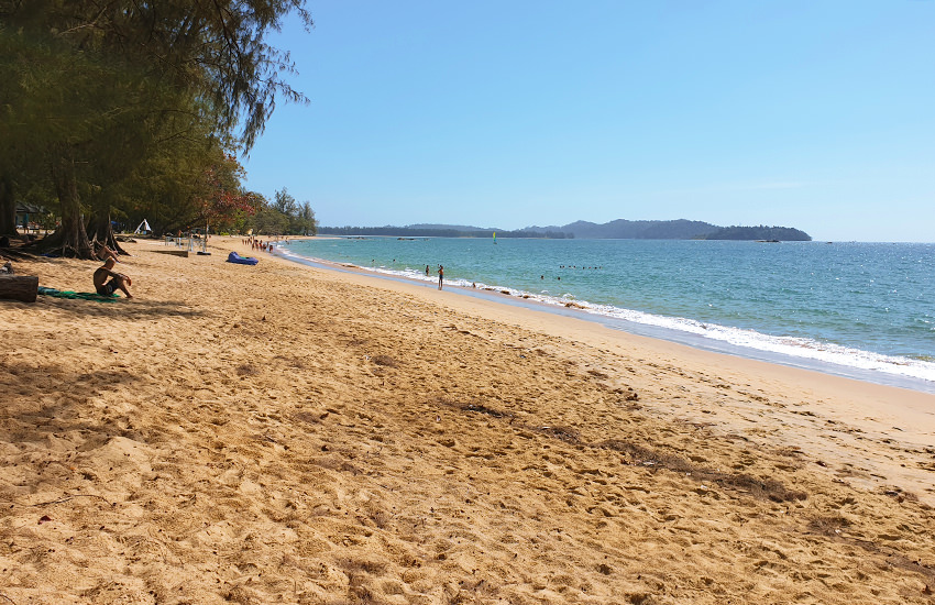 Khao Lak South Beach in Khao Lak mit goldgelbem Sand und grünen Bäumen am Ufer