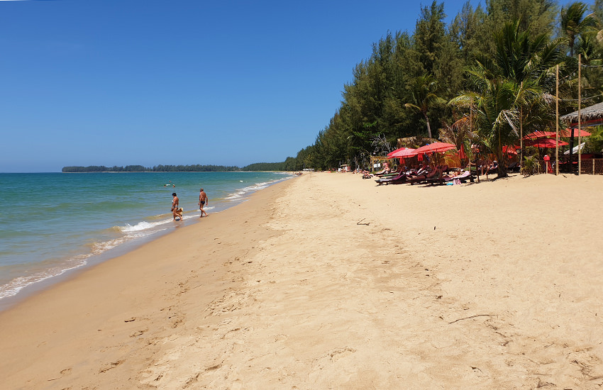 Khuk Khak Beach in Khao Lak – heller, langer Sandstrand