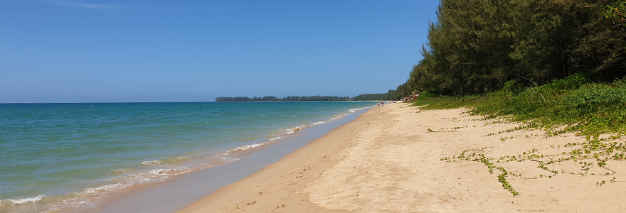Khuk Khak Beach in Khao Lak – heller, langer Sandstrand