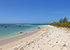 Laem Pakarang in Khao Lak mit Korallenresten am Strand, grünen Büschen und türkisfarbenem, flachem Meer