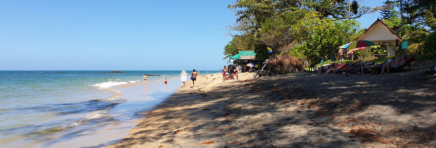 Nang Thong Beach in Khao Lak mit Bungalow, Strandbar und Spaziergängern