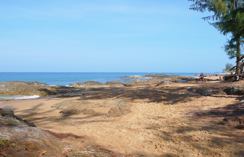 Nang Thong Beach in Khao Lak mit Felsen, Sand und Kasuarinen