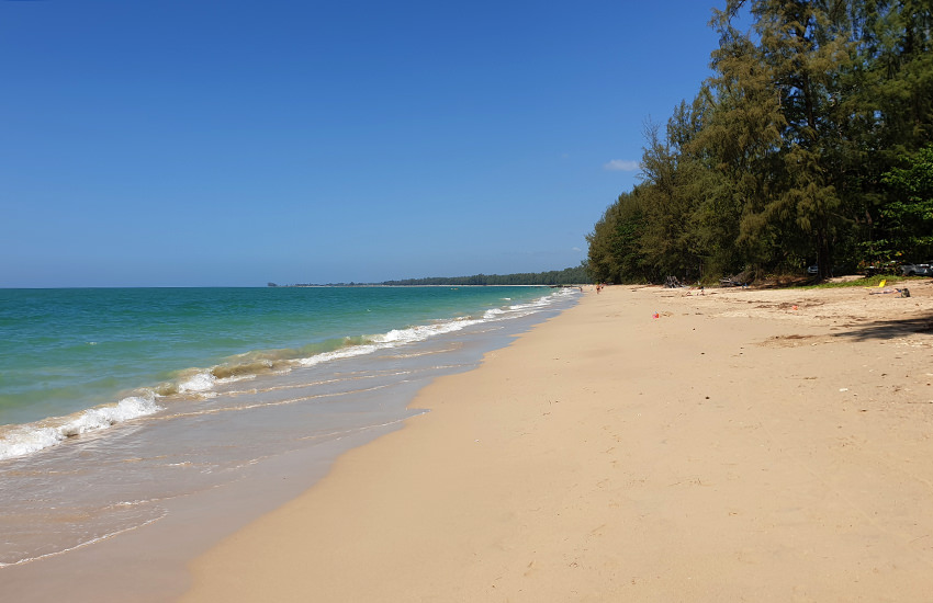 Pak Weep Beach in Khao Lak – langer Sandstrand mit Kasuarinen und türkisblauem Wasser