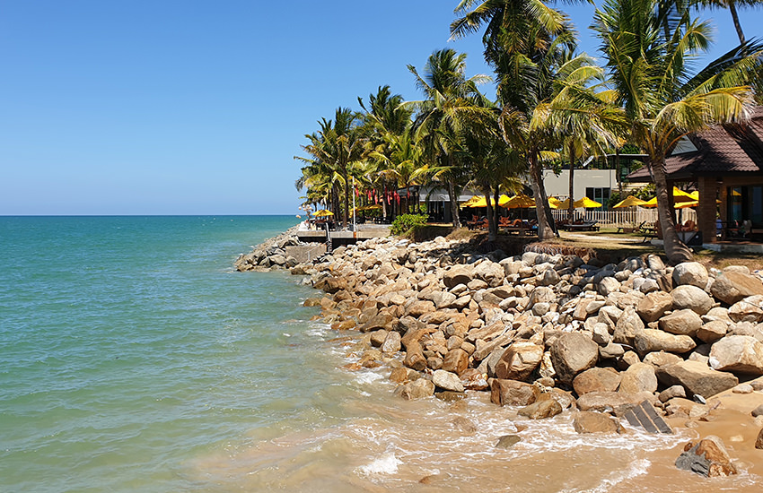 Aufgeschüttete Steine im mittleren Teil des Bang Niang Beach in Khao Lak