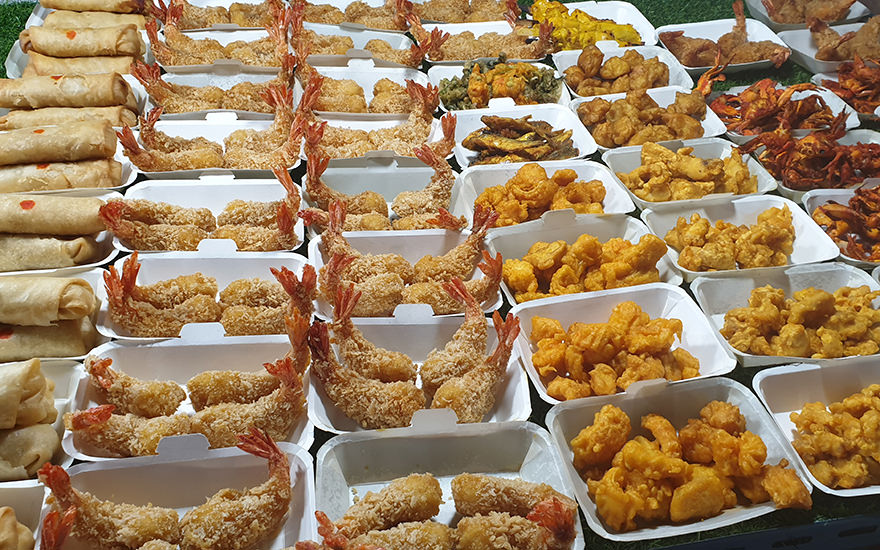Pappschalen mit Frühlingsrollen, Garnelen- und Gemüsetempura auf dem Bang Niang Night Market