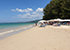 White Sand Beach in Khao Lak mit weißem Sand, türkisfarbenem Meer, weißen Sonnenschirmen und Strandliegen