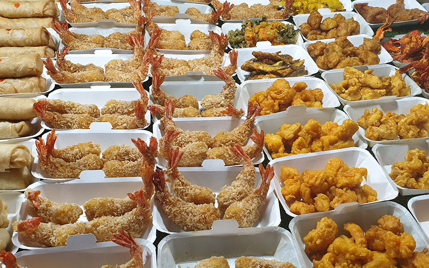 Streetfood wie Frühlingsrollen und frittierte Garnelen in Schälchen auf dem Bang Niang Night Market
