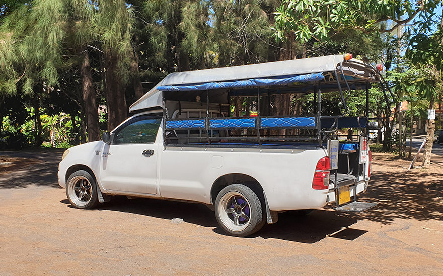 Taxi in Khao Lak – umgebauter Pick-up mit Sitzbänken und Dach