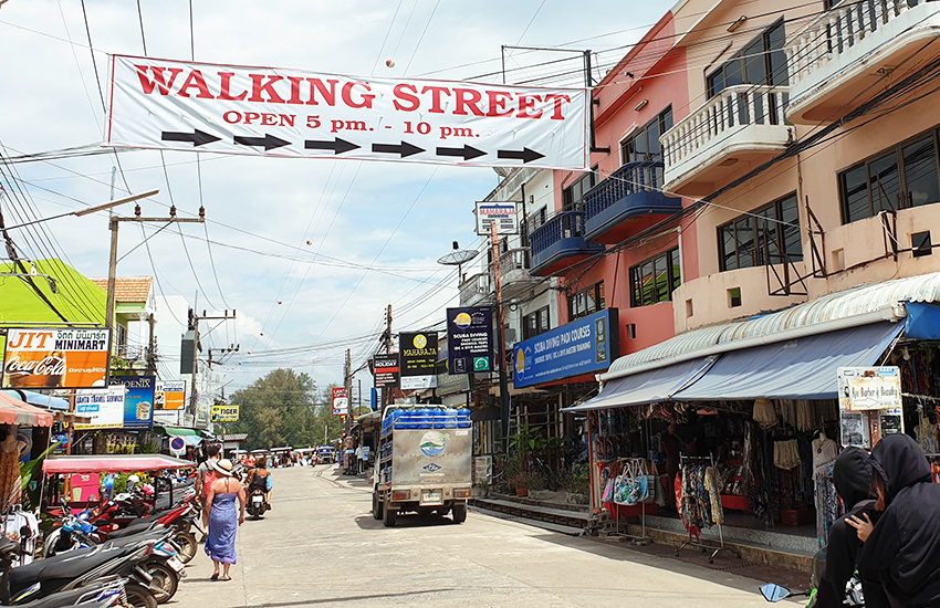 Straße mit Geschäften in Baan Saladan auf Koh Lanta