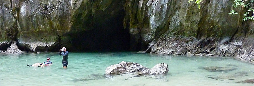 Lagune mit türkisfarbenem Wasser am Ende der Emerald Cave