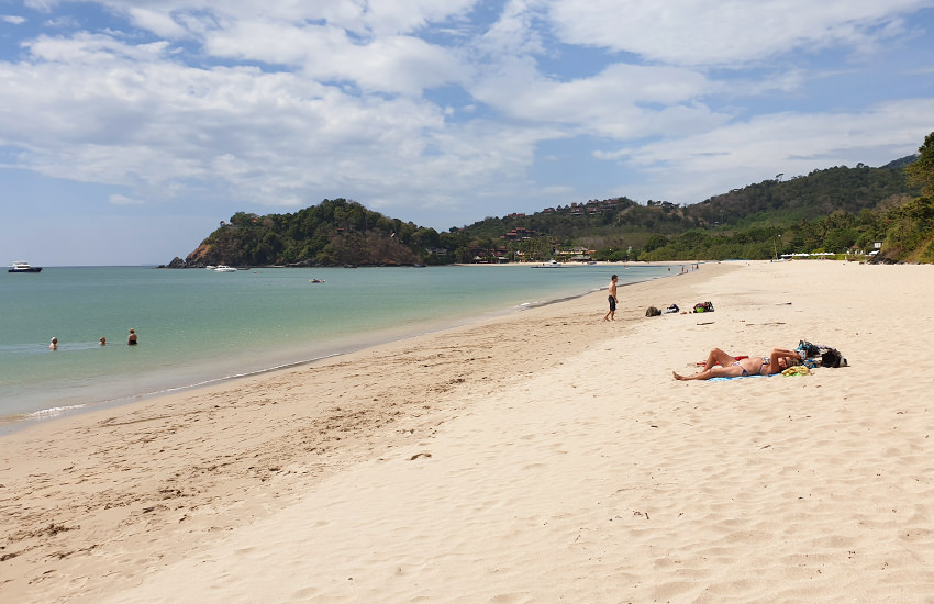 Kantiang Bay auf Koh Lanta – Traumbucht mit feinem, weißem Sand, türkisblauem Meer und bewaldeten Hügeln