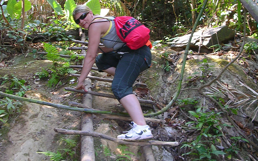 Steile Leiter aus Baumstämmen auf dem Weg zur Mai-Kaeo-Höhle