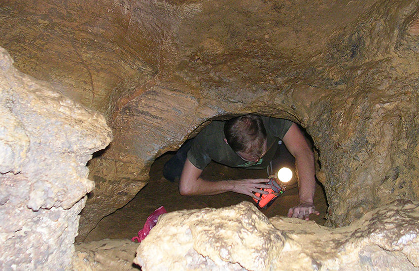 Enge Passage in der Mai-Kaeo-Höhle auf Koh Lanta