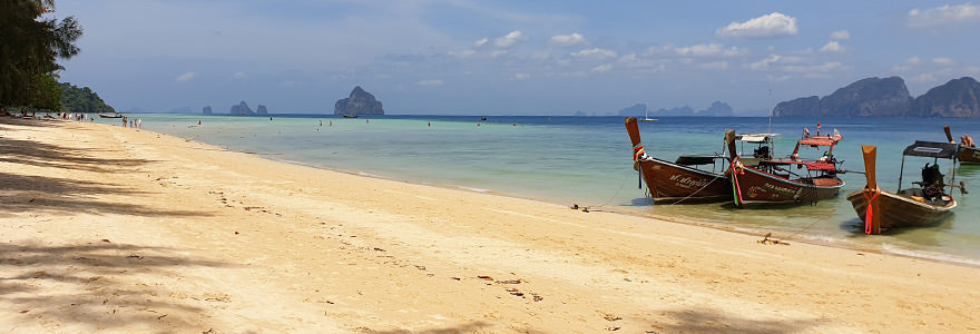 Paradise Beach auf Koh Kradan – gelblicher Sandstrand mit grün-trükisfarbenem Meer und Kalksteininseln