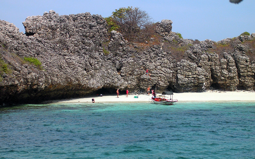 Koh Haa im Koh Mu Ko Lanta Nationalpark mit Kalksteinfelsen, weißem Strand und Longtailboot