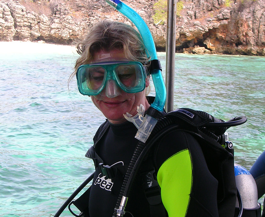 Frau mit Tauchausrüstung auf einem Boot vor Koh Haa bei Koh Lanta