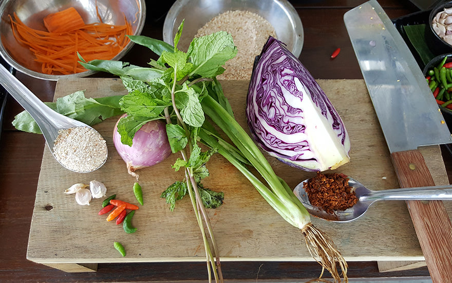 Zutaten für ein traditionelles thailändisches Gericht auf einem Schneidebrett