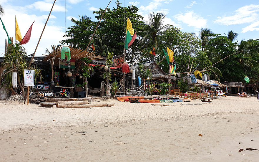 Beach-Bars am Klong Khong Beach mit bunten Fahnen, Lampions und Holzterrassen