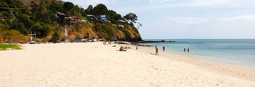 Kantiang Bay auf Koh Lanta mit hellem Sandstrand, türkisfarbenem Meer und bewaldeten Hügeln