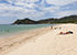 Kantiang Bay auf Koh Lanta mit Sandstrand, Meer und grüner Landschaft