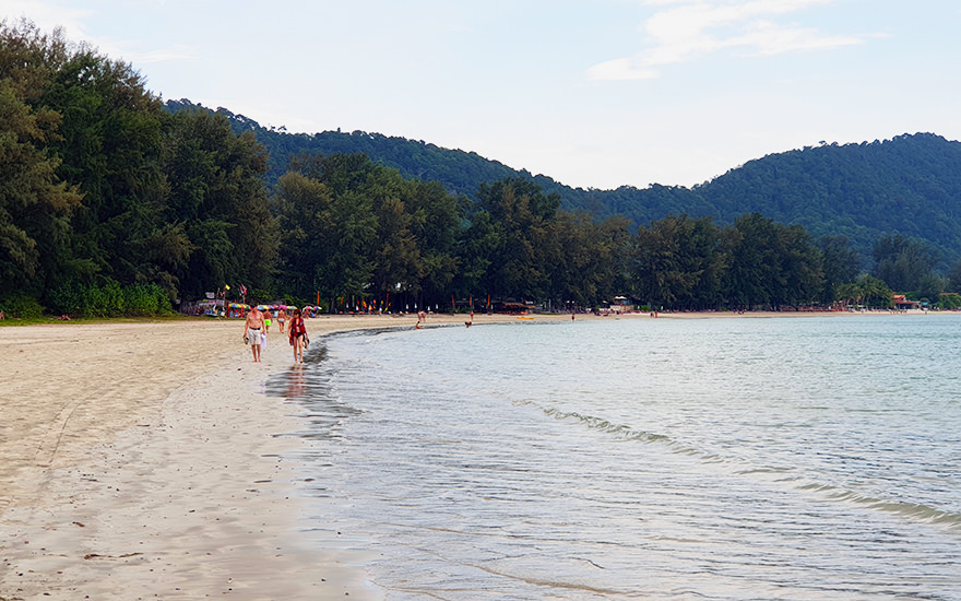 Kaw Kwang Beach auf Koh Lanta mit Sand, Meer, Bäumen und Menschen