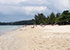 Klong Dao Beach auf Koh Lanta – breiter Sandstrand mit flachem Wasser und Menschen