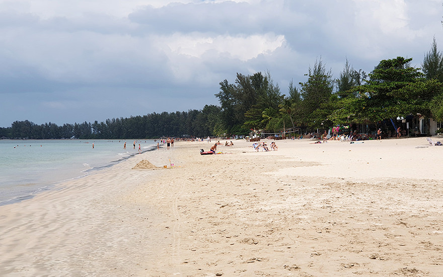 Klong Dao Beach auf Koh Lanta – breiter Sandstrand mit flachem Wasser und Menschen